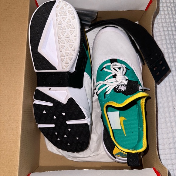 Athletic_Shoes